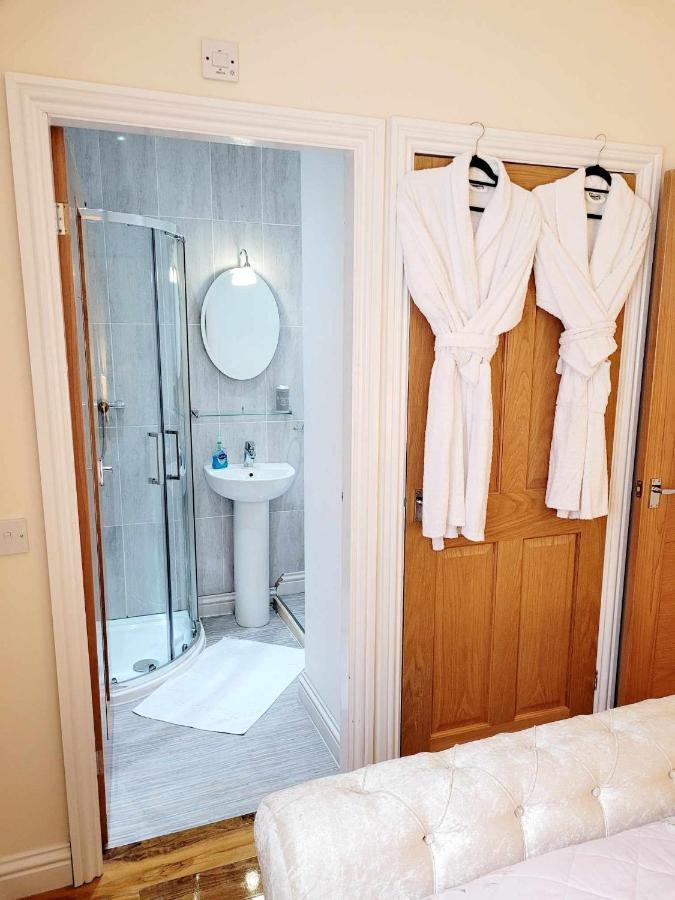 Apartment 1 Exquisite Two King Bedroom With En Suites - Close To The Town Centre, Rail, Airport And Theatre Darlington  Esterno foto