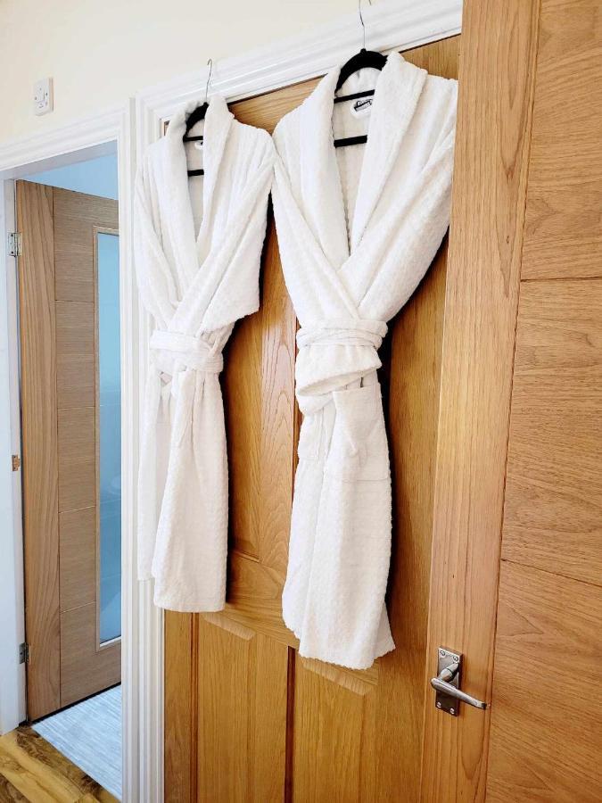 Apartment 1 Exquisite Two King Bedroom With En Suites - Close To The Town Centre, Rail, Airport And Theatre Darlington  Esterno foto
