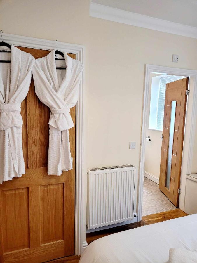 Apartment 1 Exquisite Two King Bedroom With En Suites - Close To The Town Centre, Rail, Airport And Theatre Darlington  Esterno foto